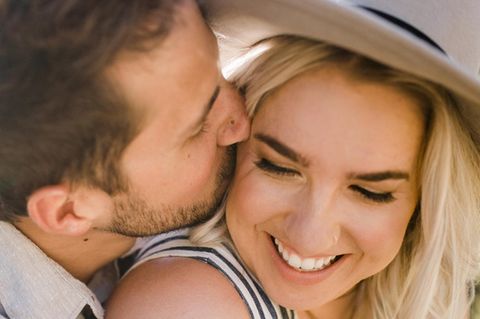 Instagram: Ein Mann mit Drei-Tage-Bart küsst seine blonde Frau liebevoll auf die Wange