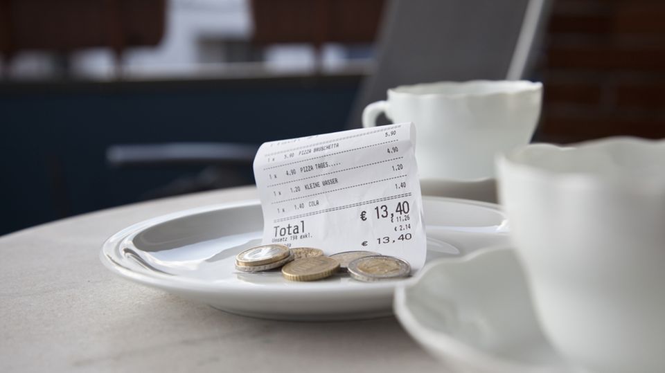 Urlaubs-Trinkgeld: In diesem Land ist es eine Beleidigung! Urlaubs-Trinkgeld: Kleingeld auf Untertasse im Cafe
