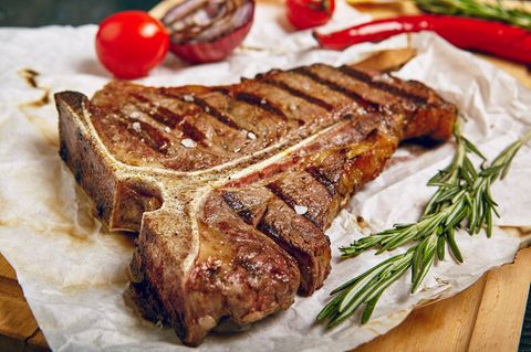 T-Bone-Steak grillen: Steak nach dem Grillen mit Rosmarin