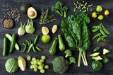 Kopfschmerzen: Grünes Gemüse auf dunklem Hintergrund