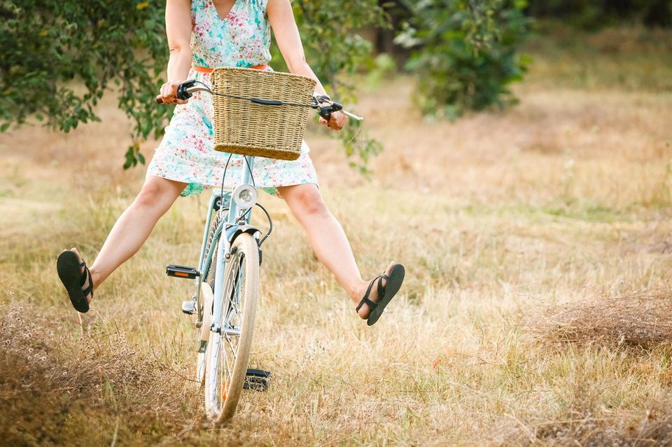 Frau fährt fröhlich und frei auf Rad Frau fährt fröhlich und frei auf Rad