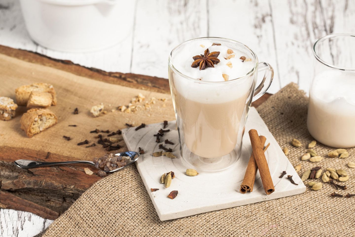Chai Latte: Glastasse mit Teegetränk