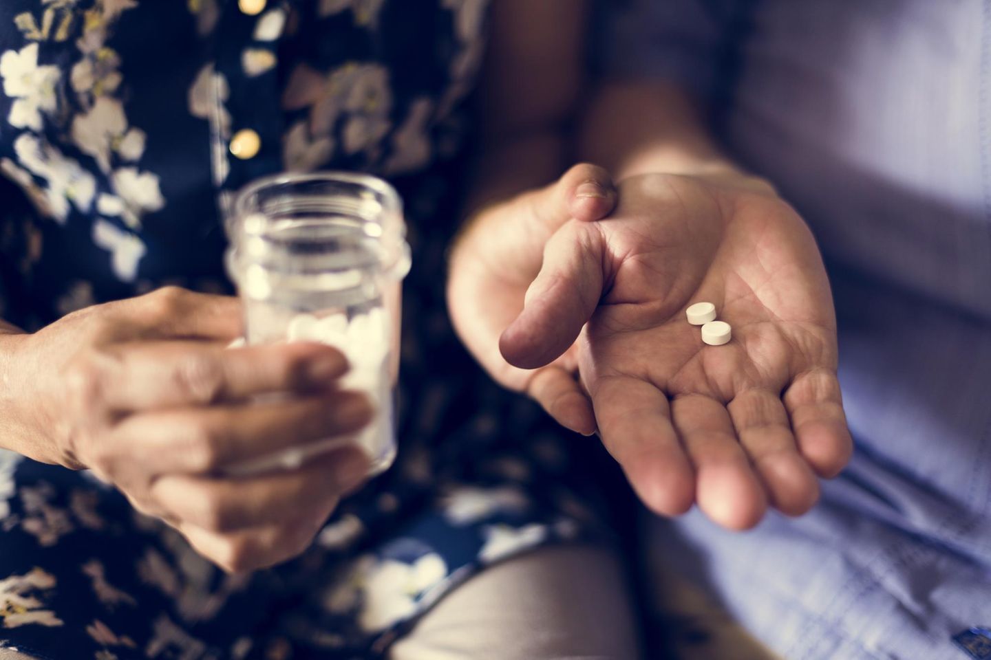 Ibuprofen gegen Alzheimer: Ältere Frau mit Tabletten
