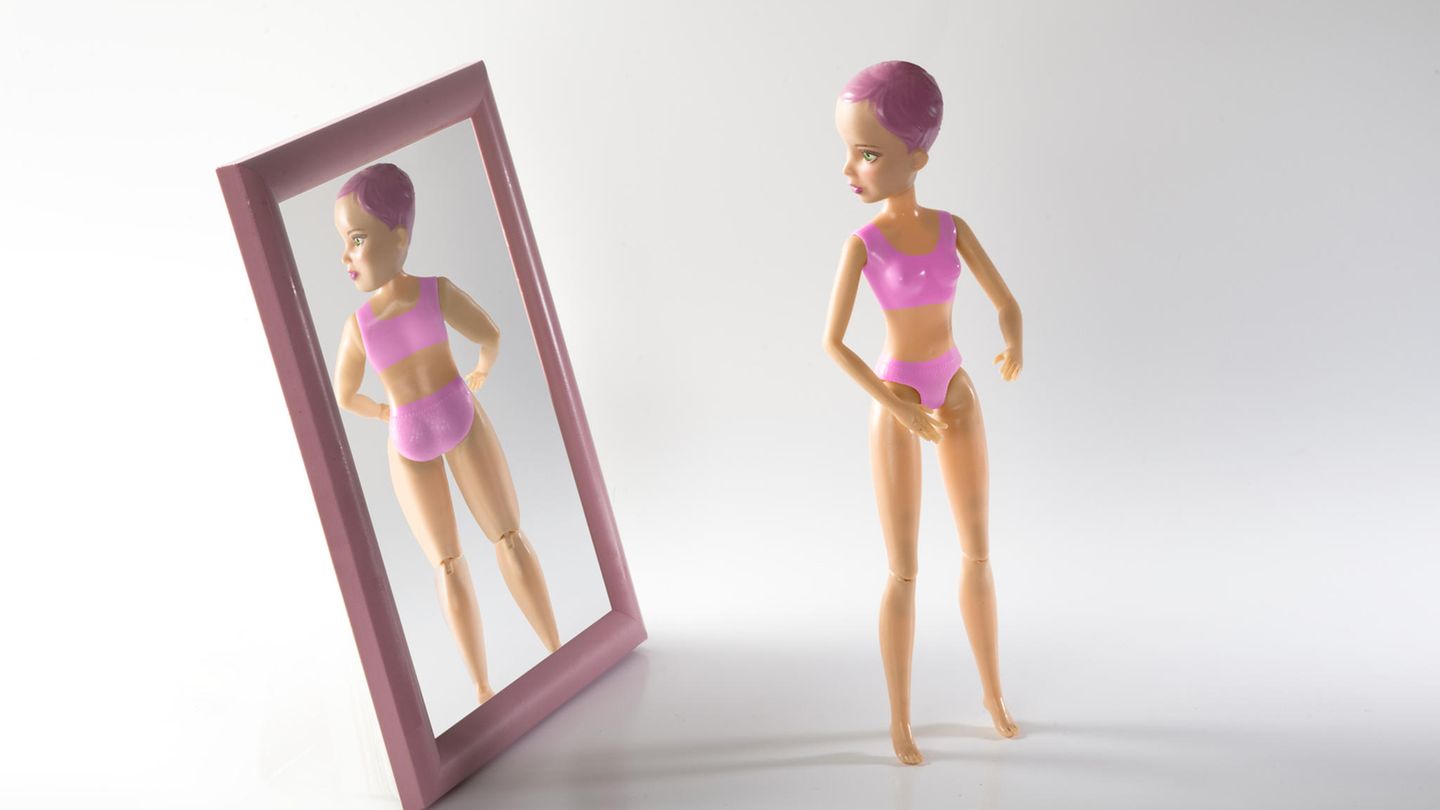 Fotos des menschlichen Barbie vor und nach dem Abnehmen