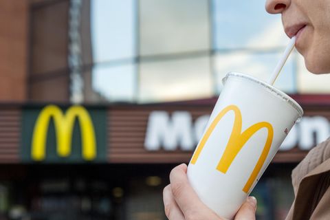 Plastikmüll: Frau trinkt durch einen Strohhalm aus McDonald's-Becher