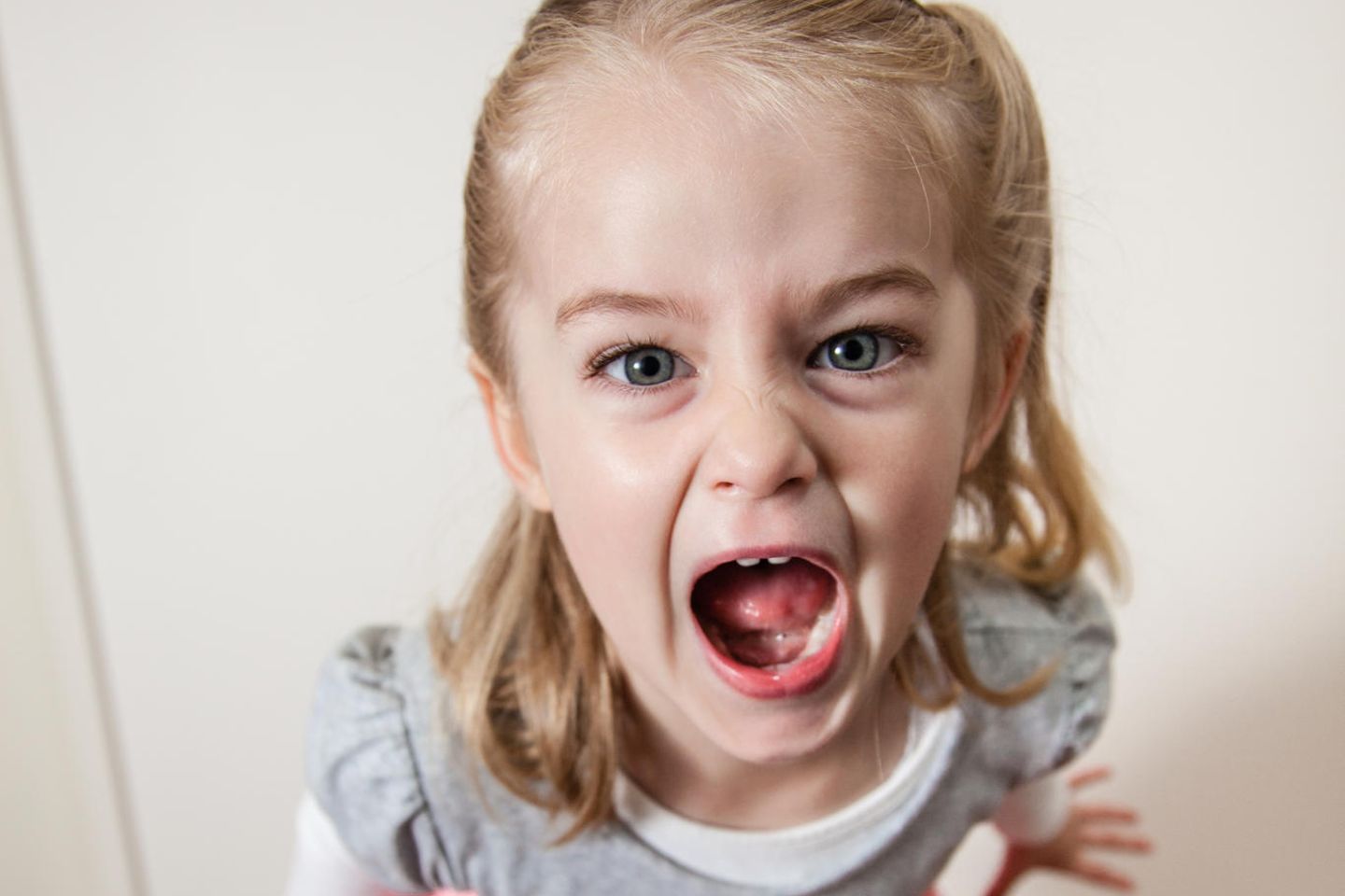 Trotzanfälle und Wutausbrüche: Mädchen schreit aus vollem Halse und ist wütend