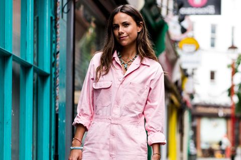 Bloggerin trägt Outfit mit rosa Denim