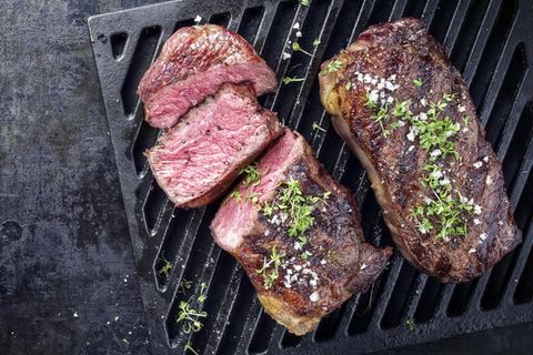 Entrecôte grillen: Gegrilltes Fleisch mit Gewürzen auf dem Rost