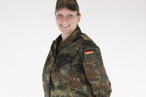 Schwangerschafts-Uniform: Soldatin lächelt in die Kamera