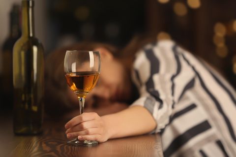 Brandenburg: Betrunkene Frau mit Weinglas