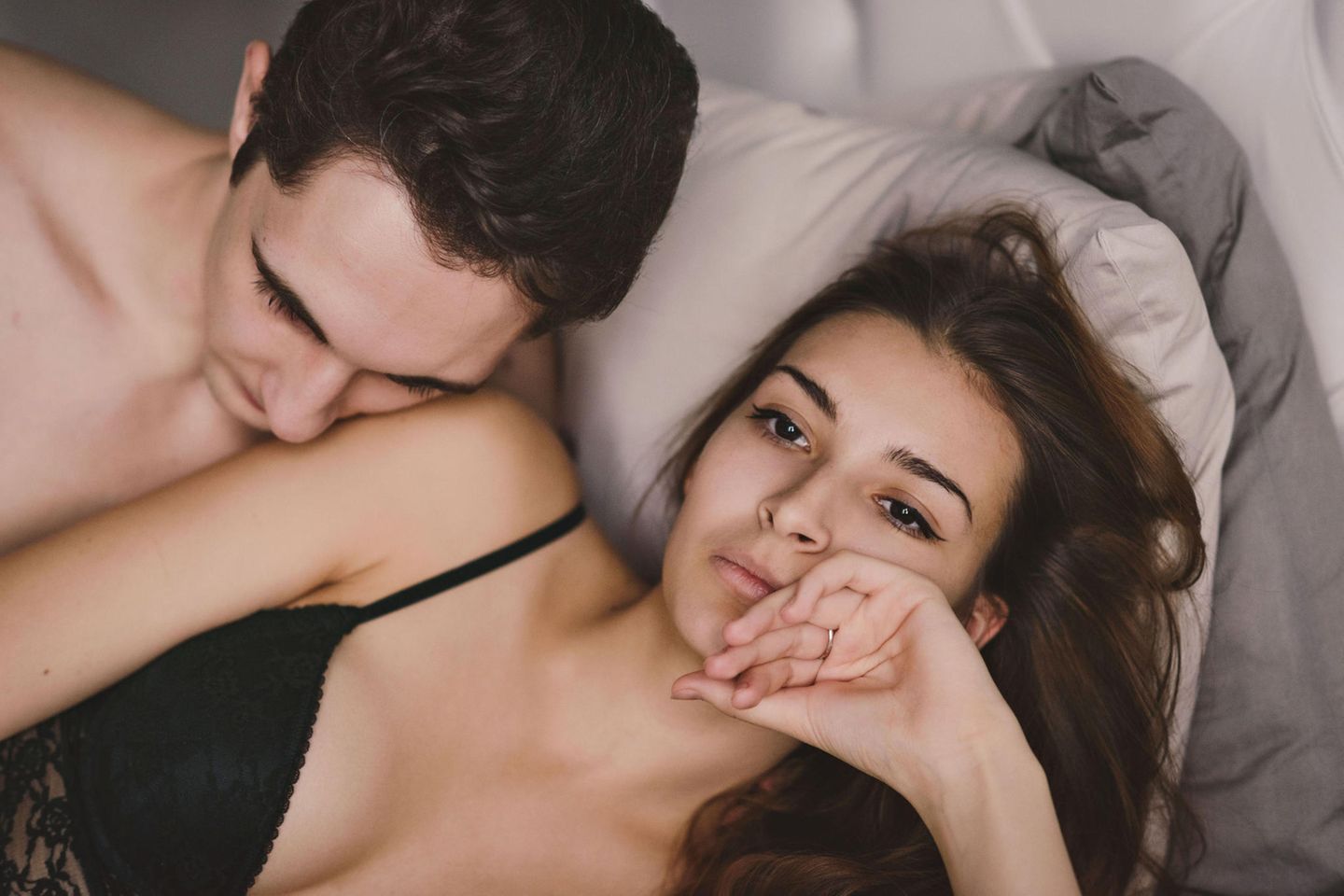 Wie komme ich zum Orgasmus: Mann und Frau im Bett