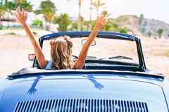 Reich werden: Frau genießt ihre finanzielle Freiheit Reich werden: Frau in Cabrio