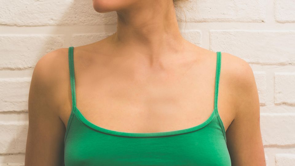 Nippel verboten: Schülerin muss Brustwarzen abkleben Eine junge Frau mit Spaghetti-Top, durch das man die Brustwarzen sieht