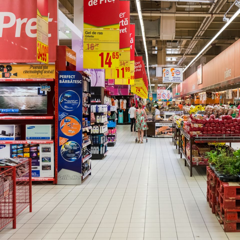 Supermarkt-Angebote im Regal
