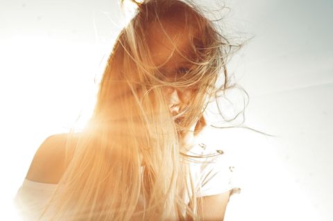 Sonnenschutz für Haare: Frau mit langen Haaren in der Sonne