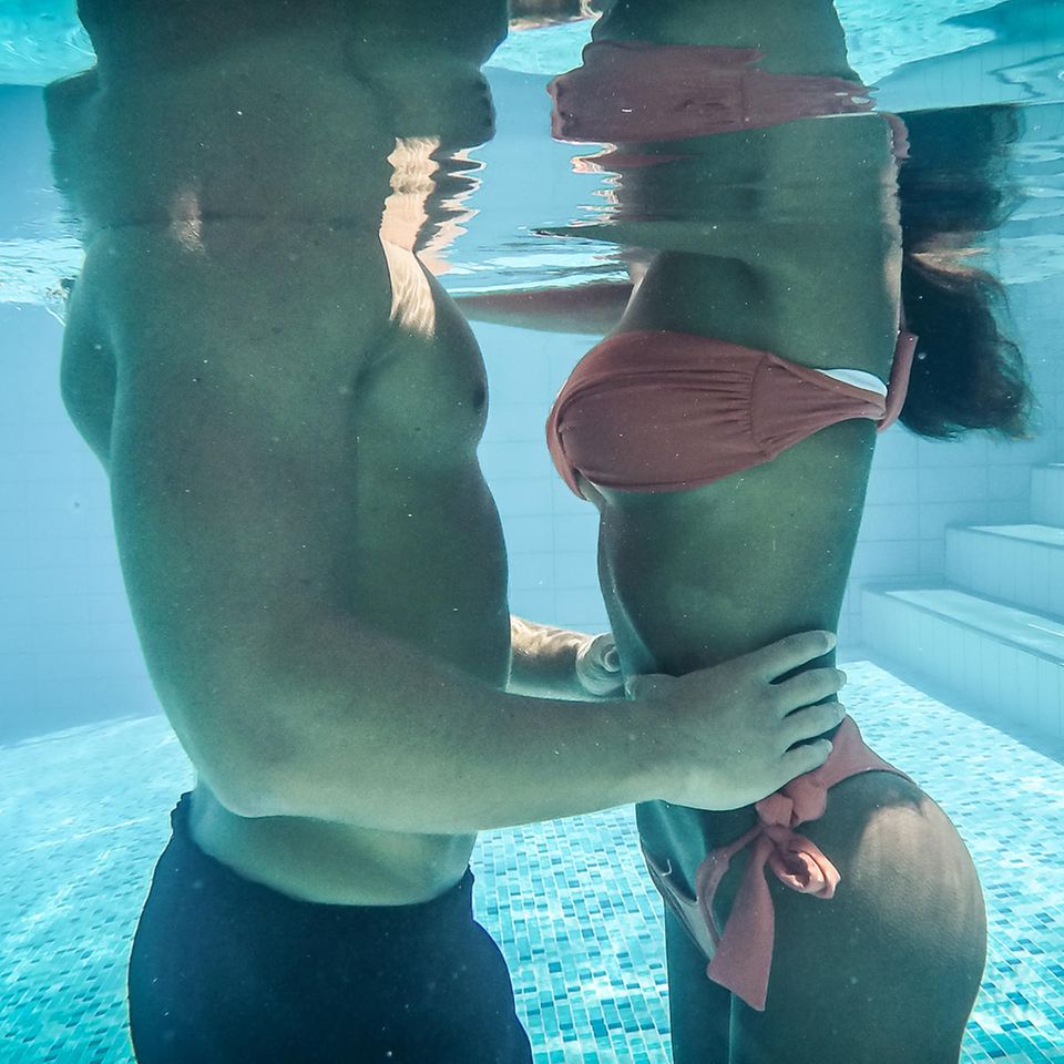 Sex im Schwimmbad: Paar im Wasser