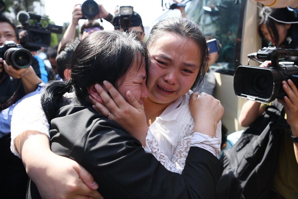 Nach 24 Jahren liegen sich eine chinesische Mutter und ihre Tochter endlich wieder in den Armen