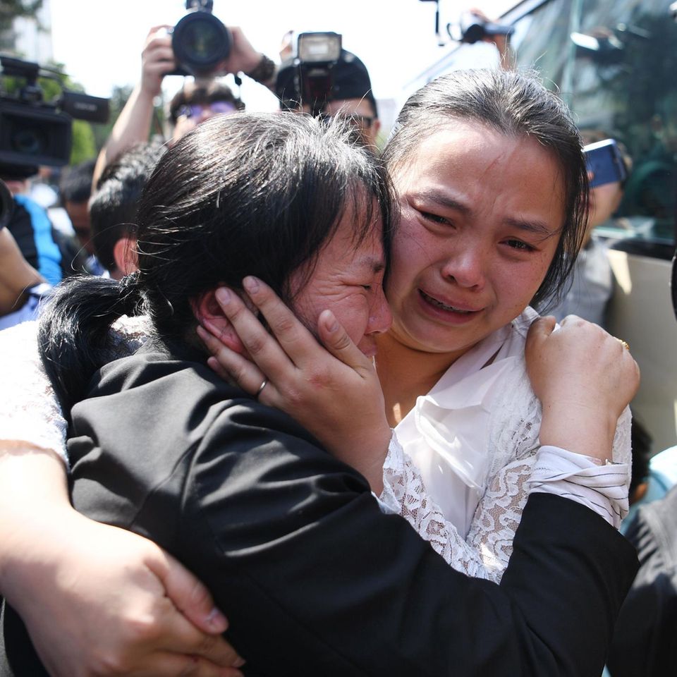 Nach 24 Jahren liegen sich eine chinesische Mutter und ihre Tochter endlich wieder in den Armen