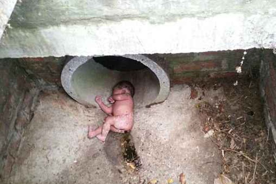 Unfassbar: Wunderbaby überlebt Entsorgung im Abwasserschacht