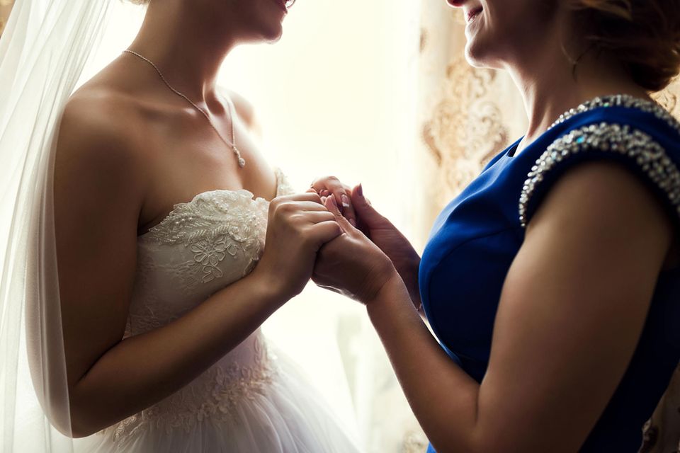 Mein Kind heiratet: Mutter hält Hände ihrer Tochter/der Braut