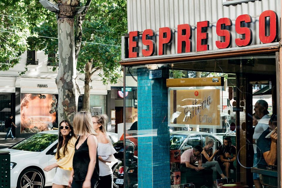 Insider-Tipps Melbourne: passanten vor einem Café