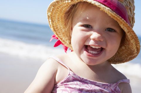Sonnencreme für Kinder: kleines Mädchen am Strand