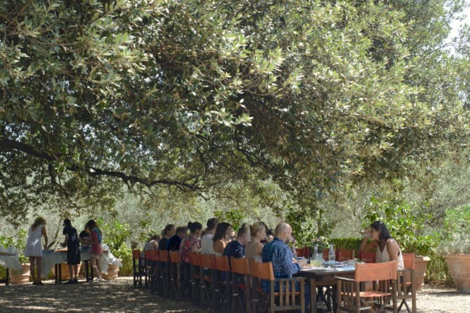Trudie Styler: Mittagessen unter Olivenbaum