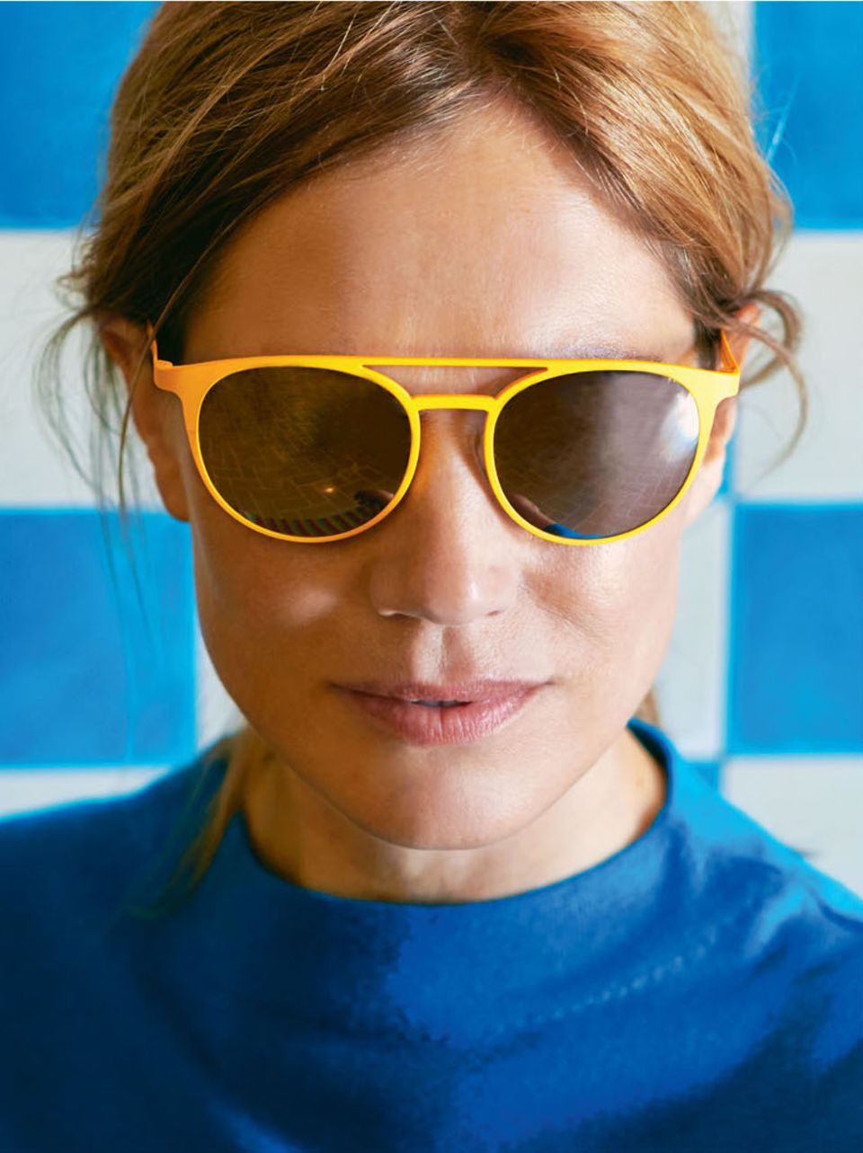 Farbtrends 2018: Frau mit gelber Sonnenbrille