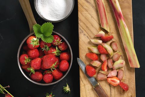 Rhabarber kochen: Rhabarber, Zucker und Erdbeeren auf Arbeitsplatte