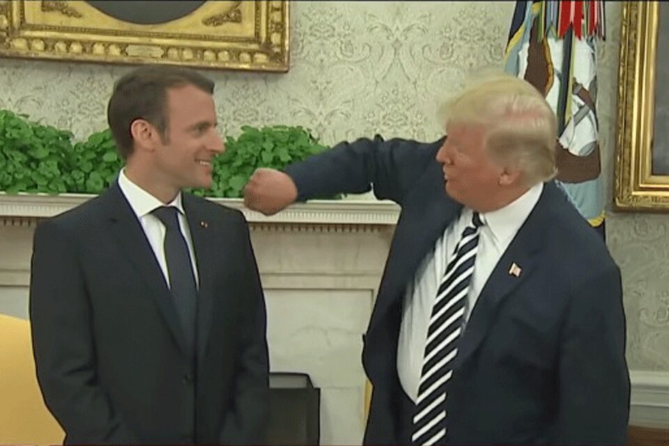 Trump, Macron und eine komische Geste