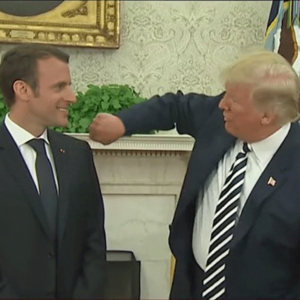 Trump, Macron und eine komische Geste