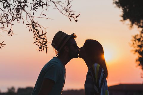 Romantische Listen: Paar küsst sich