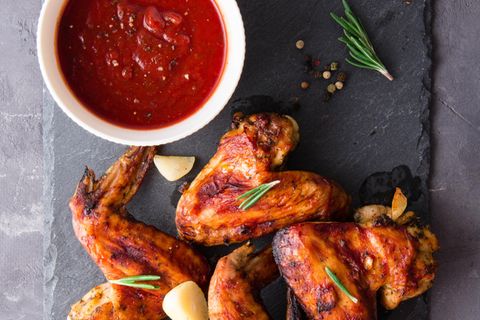 Dips zum Grillen: Gegrillte Chicken Wings mit rotem Dip