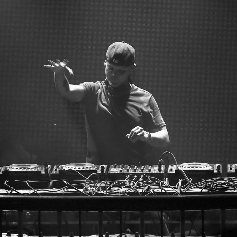 Traurige Nachrichten aus der Musikwelt. Am 20. April stirbt Star-DJ Avicii alias Tim Bergling. Die Todesursache ist bislang unklar, der Musiker hatte allerdings schon länger mitDrogen- und Alkohol-Problemen zu kämpfen.