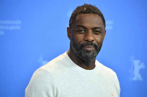 Idris Elba: Mann vor blauer Wand
