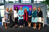Haben das Finanz Symposium mit einer spannenden Podiumsdiskussion eröffnet (von links): Anne Connelly (hermoney.de), Dr. Elke Holst (Forschungsdirektorin und Leiterin des Forschungsbereichs Gender Studies des DIW Berlin), BRIGITTE-Chefredakteurin Brigitte Huber, Dr. Mara Harvey (UBS),  Moderatorin Birgit Wetjen (hermoney.de), Frauke Hegemann (Generalbevollmächtigte comdirect Bank AG), Verhandlungsexpertin Claudia Kimich und Monika Rothenari (iShares by Blackrock).