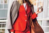Trends-Businessoutfits: Frau im rotem Anzug