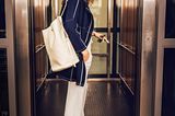 Trends-Businessoutfits: Frau vor Aufzug