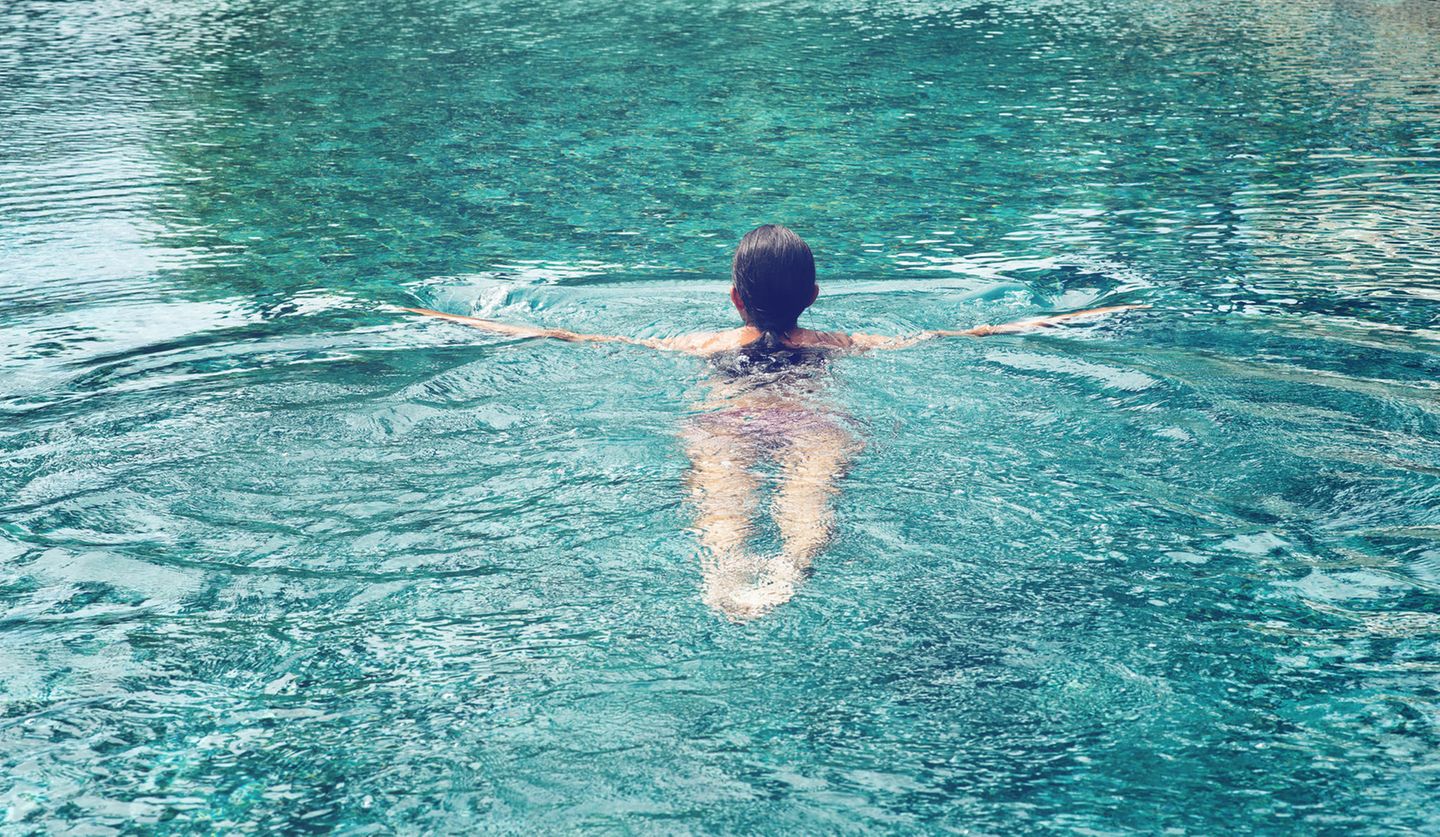 Frau schwimmt