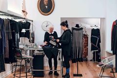 Mehrgenerationenprojekt Mehrgenerationenprojekt: Muuter und Tochter stehen in der Boutique