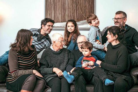 Mehrgenerationenprojekt: Eine Familie auf dem Sofa