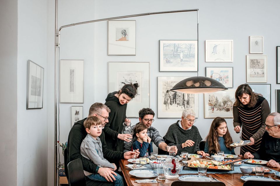 Mehrgenerationenprojekt: Familie beim Essen