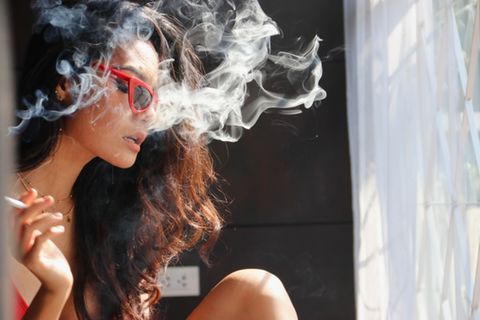 Raucherlunge im Vergleich: Frau raucht Zigarette