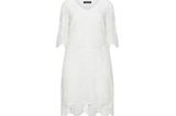 Knielanges weißes Kleid mit viiiel Spitze. Erhältlich über Navabi bis Größe 54 für circa 74 Euro.