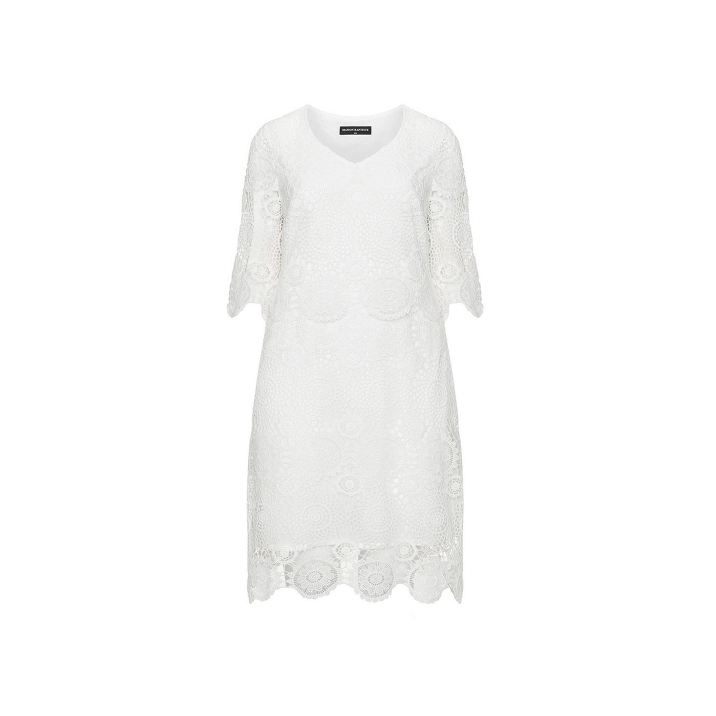Knielanges weißes Kleid mit viiiel Spitze. Erhältlich über Navabi bis Größe 54 für circa 74 Euro.