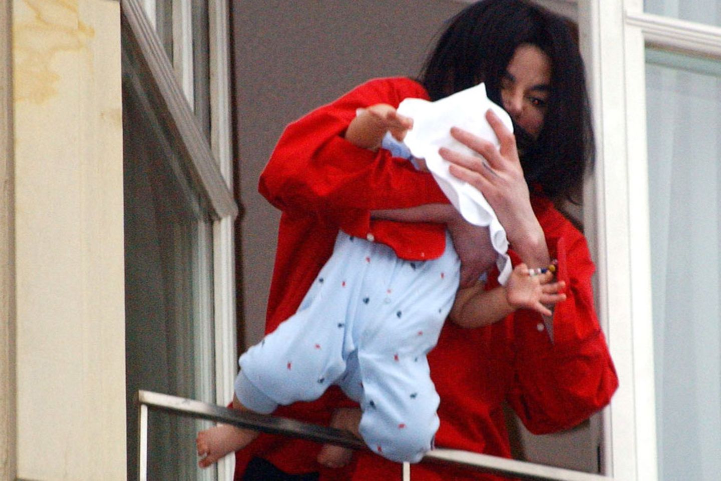 Video Michael Jackson So Geht Es Seinem Balkon Baby Heute Brigitte De