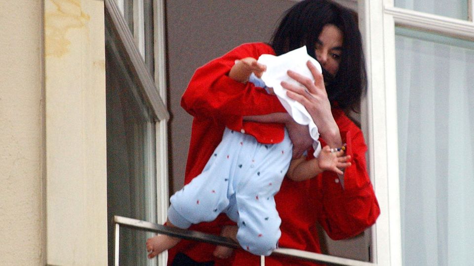 Michael Jackson: Balkon-Baby Michael Jackson hält Baby Blanket über den Balkon