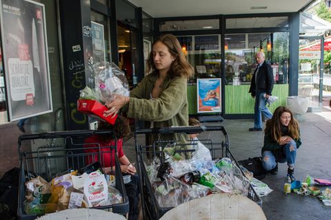 Warum Supermarkt-Kunden ihren Einkauf umfüllen und den Müll einfach liegen lassen