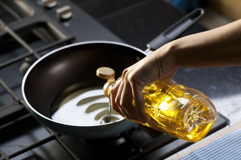 Ölflecken entfernen: Pfanne mit Öl