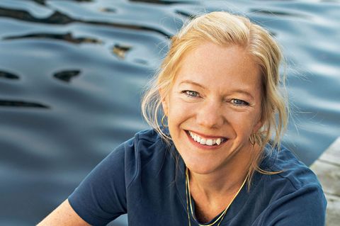 Maja Lunde: Die Autorin sitzt auf einem Steeg am Wasser